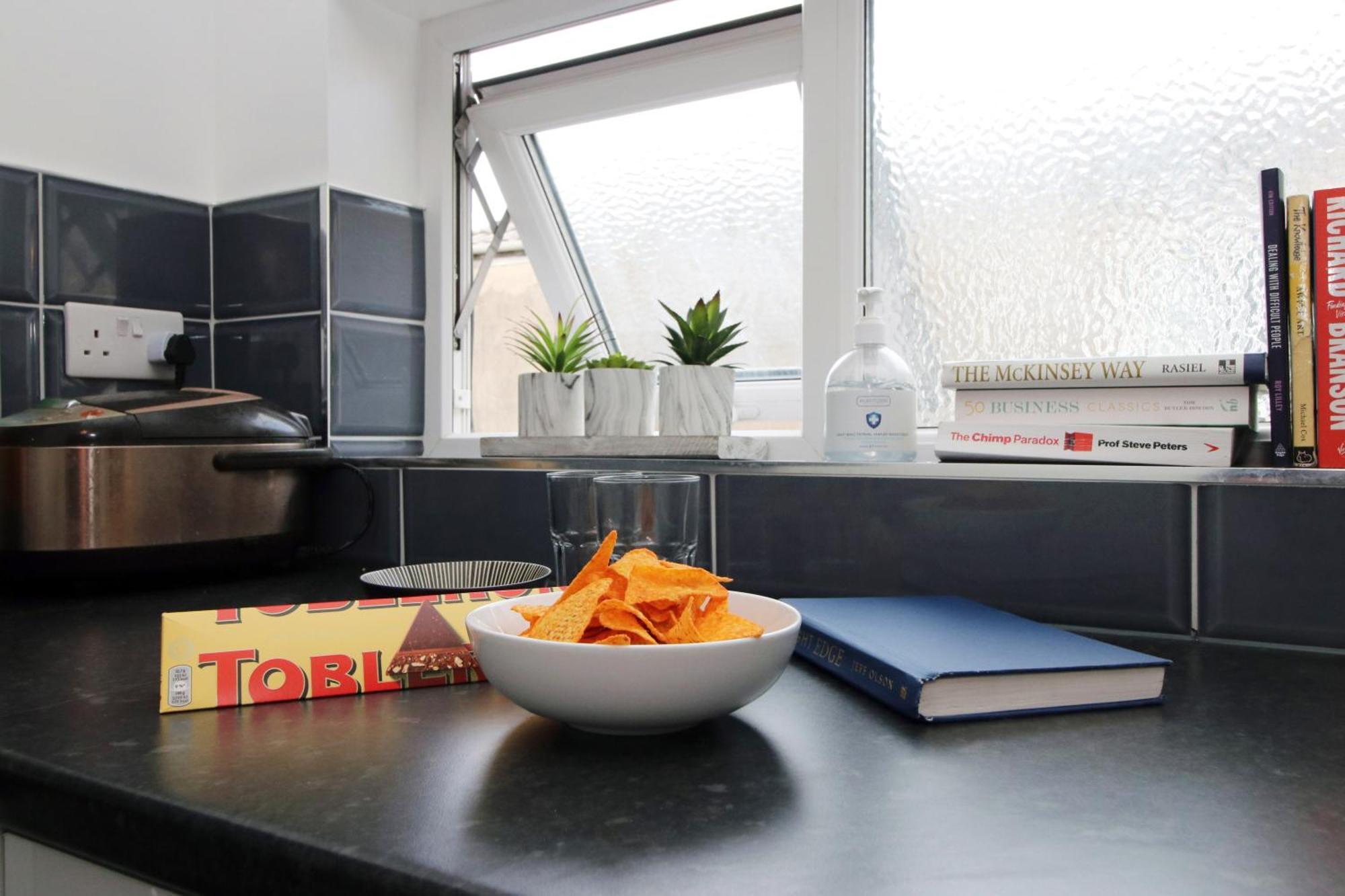 Modern Guesthouse, Fast Wi-Fi, Street Free Parking, Central, Fully Equipped Cardiff Exterior foto
